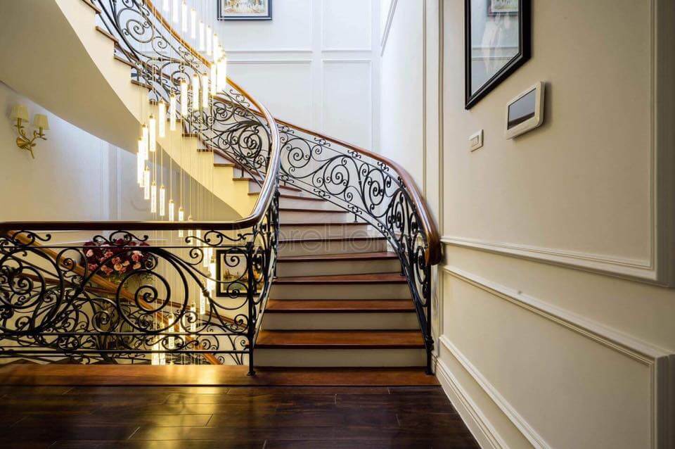 Từng không gian biệt thự tân cổ điển được trang trí khá chi tiết tường nhà bằng phào chỉ, tranh treo tường và đèn chùm Mẫu nội thất biệt thự tân cổ điển đẹp