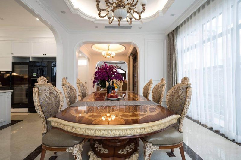 Bộ bàn ăn do Morehome thiết kế không có quá nhiều đường nét nhưng chỉ với những đường cong nhẹ nhàng cũng đã đủ thổi chất tân cổ điển vào căn nhà