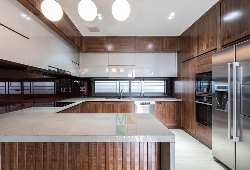 Sản phẩm tủ bếp hiện đại này được Morehome thi công lắp đặt hoàn thiện với chất lượng hoàn hảo nhất. Đây là hình ảnh thi công nội thất phòng bếp, tủ bếp gỗ tự nhiên kết hợp gỗ công nghiệp hiện đại tại biệt thự Hà Tĩnh