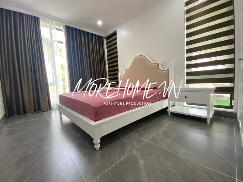 Giường ngủ gỗ tự nhiên màu trắng bọc da đầu giường tân cổ điển sẽ giúp bạn có những giấc ngủ ngon lành, nghỉ ngơi thoải mái sau một ngày dài học tập, làm việc.